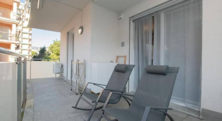 Apartment with pool — photo 4