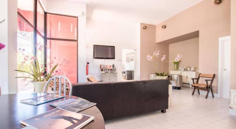Serviced apartment with terrace, pool & garden | Pets are welcome — photo 5