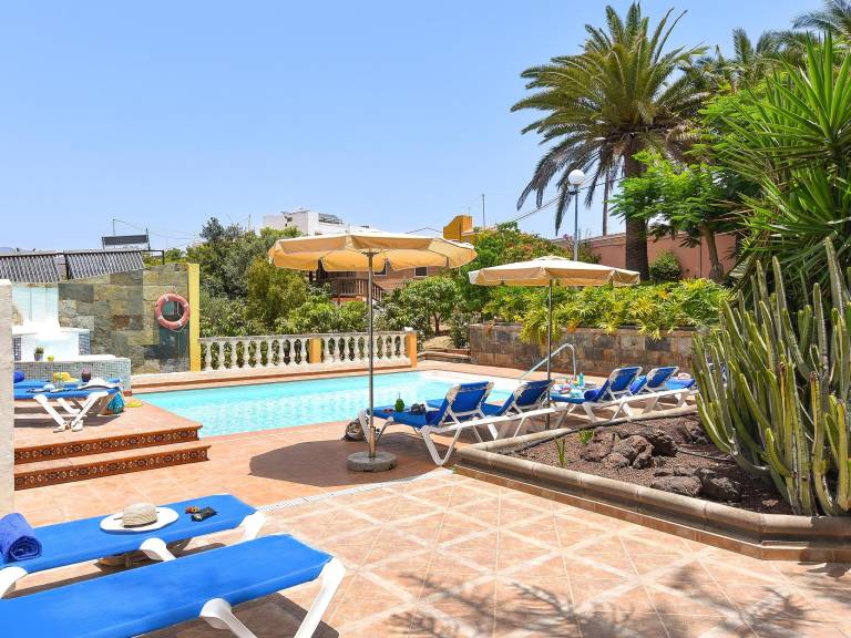 Villa with terrace, yard & private pool — photo 3