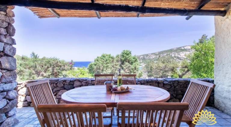 Serviced apartment with patio & yard | Beach nearby | Pet-friendly — photo 4