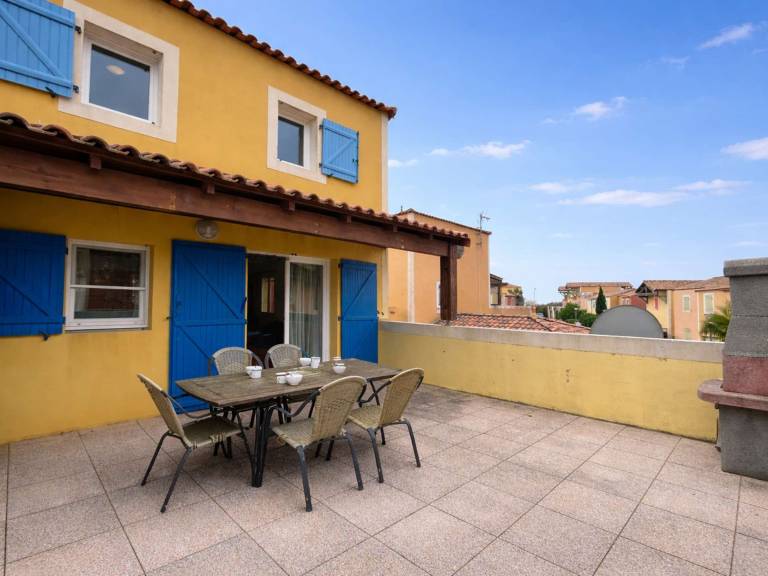 Cozy 3-Room Beach House, Terrace, 5 Beds, 300m from Narbonne Plage in Narbonne
