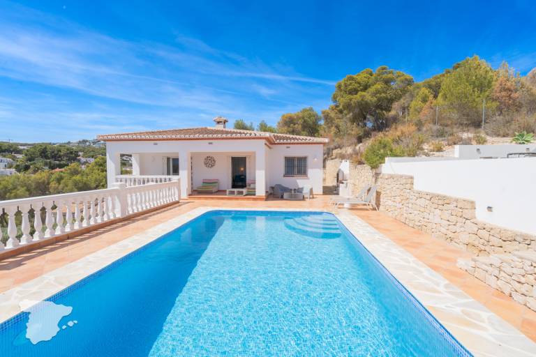Fully equipped villa with barbeque, yard & patio | Dogs allowed — photo 2