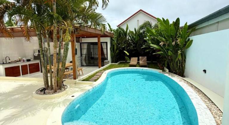 Villa with yard & pool — photo 2
