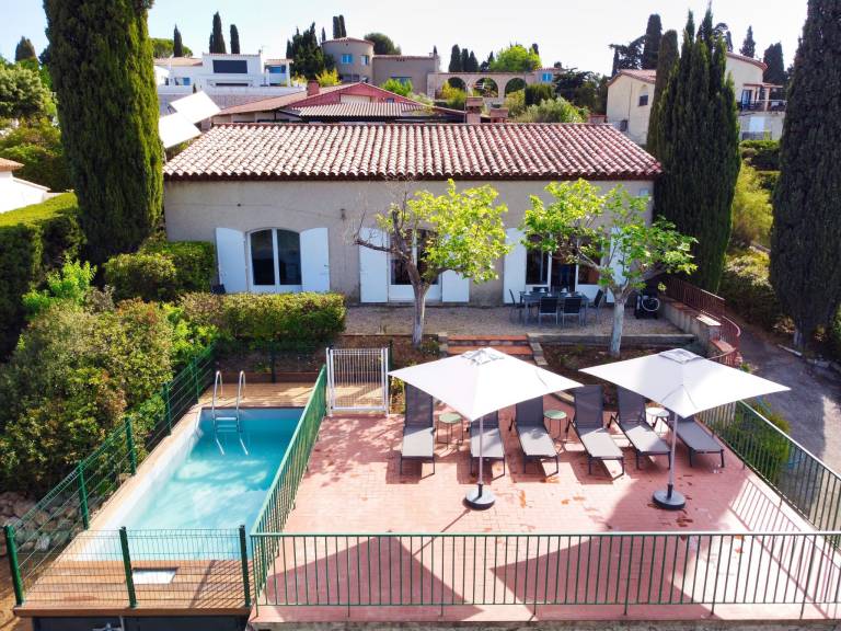 Vacation home with BBQ, terrace & private pool | Sea view — photo 2