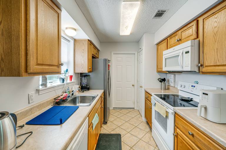 1 Mi to Denton Square: Family Home w/ Fenced Yard! — photo 3