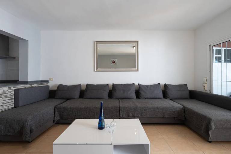Vacation Apartment 'Amplio Apartamento En El Centro' with Private Terrace, Private Garden and Wi-Fi — photo 5