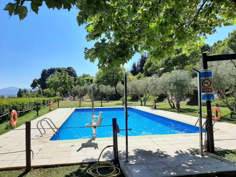 House with pool — photo 4