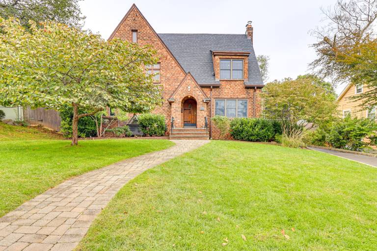 Easy Train Access to NYC Elegant Family Retreat