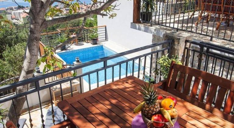 House with pool — photo 4