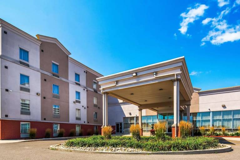 Best Western Plus Bowmanville