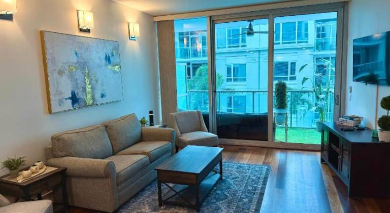 Channelside Luxury Retreat Spacious 2BR 2BA Condo with Pool, Balcony, Sauna & Gym — photo 2