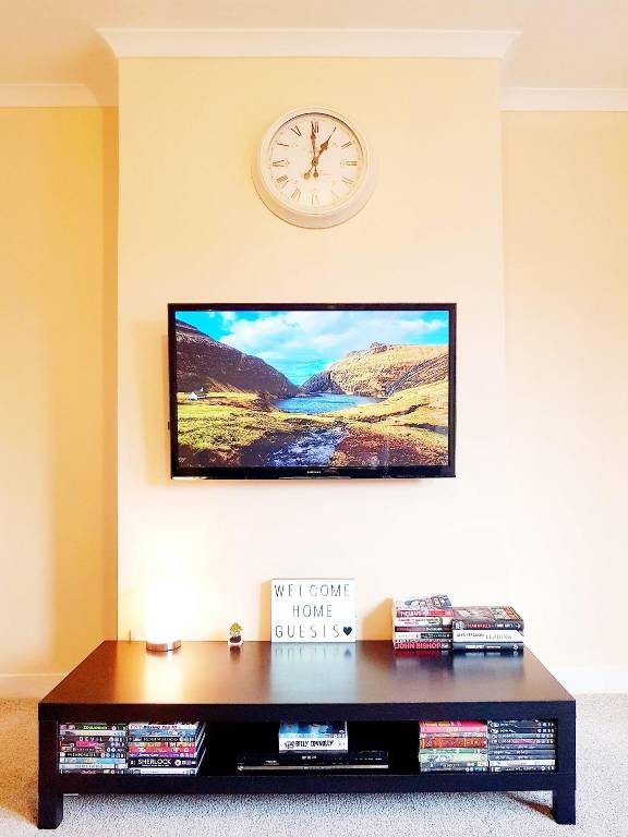 Warm Cosy Family Home with Free Parking — photo 4
