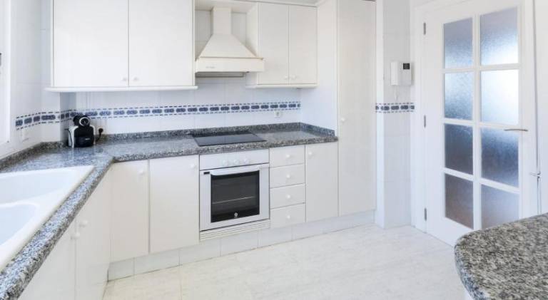 Charming rental apartment with patio & pool | Close to the beach | Pets are welcome — photo 4