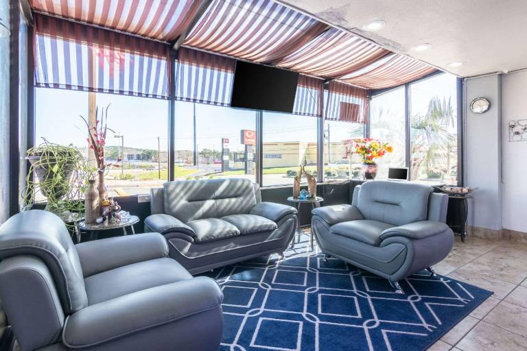 Econo Lodge Inn & Suites Macon North — photo 3