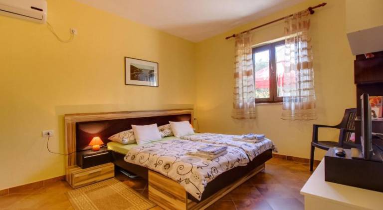 Nice holiday apartment with terrace & yard | Suitable for remote work | Dogs allowed in Mali Losinj