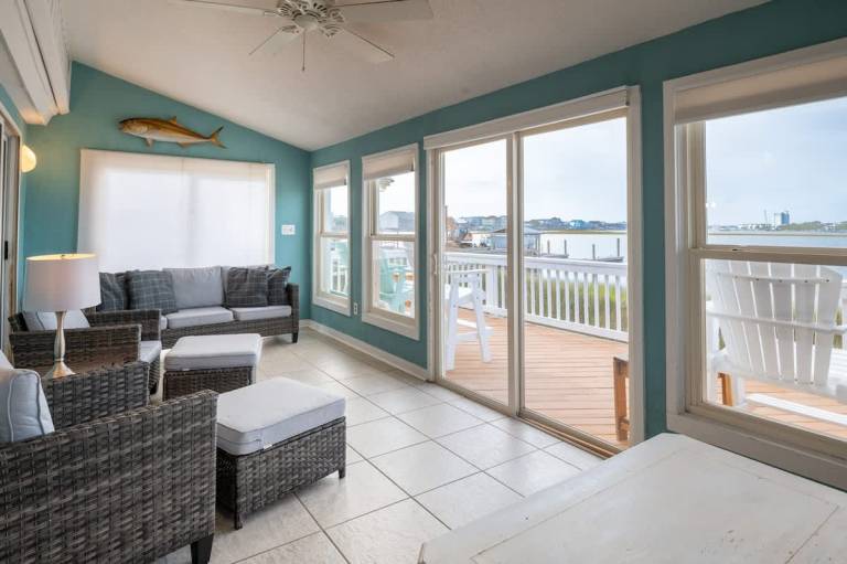 Vacation home with yard & BBQ | Water view — photo 4