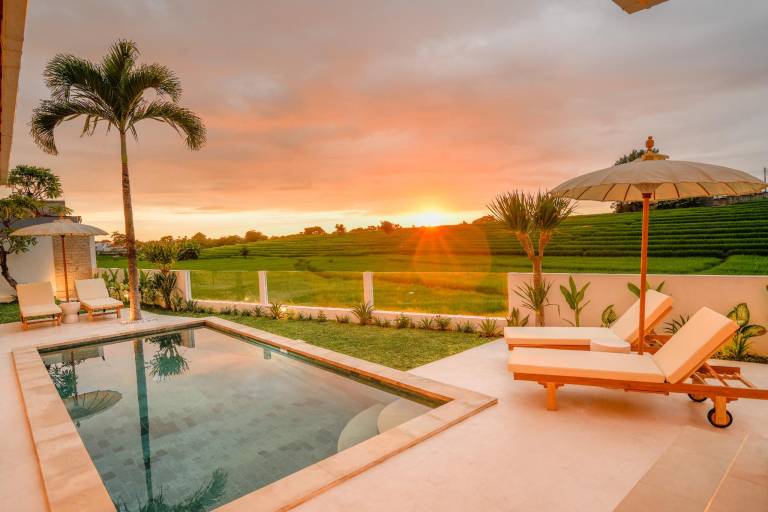 Santorini Sunset Elegant 4BR Large Pool Cinema Rice views in Canggu