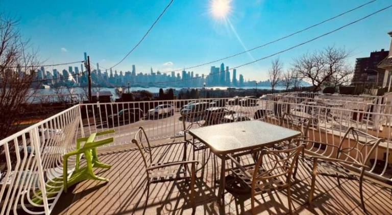 Waterfront 4BR apt - 15Min to MetLife and TIMES SQ — photo 3