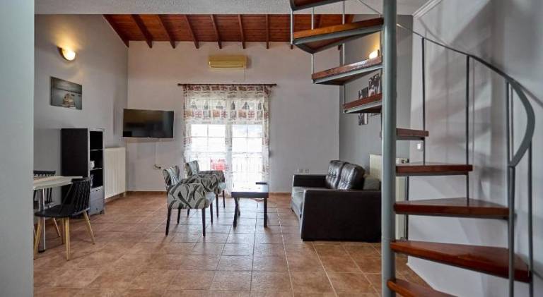 Holiday apartment with patio & yard in Chios