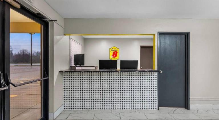 Super 8 By Wyndham Evansville East — photo 2
