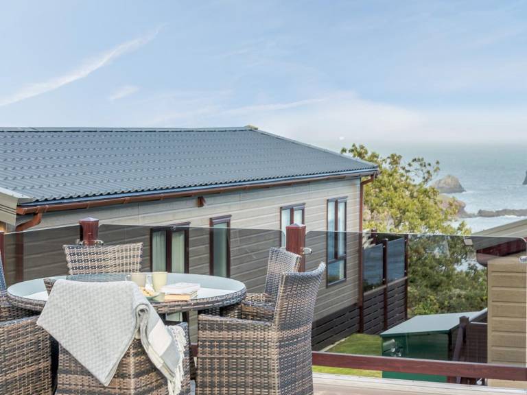 Lodge with pool & garden | Water view in Paignton
