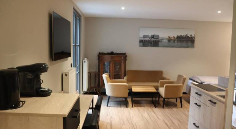 Serviced apartment with patio — photo 2