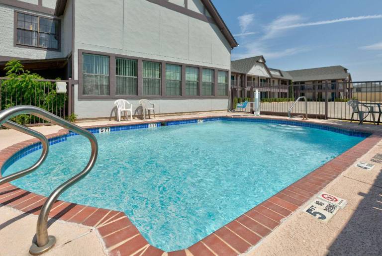 Howard Johnson by Wyndham San Marcos — photo 3