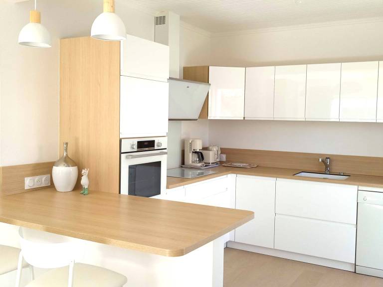 Charming Renovated House Near Forest, Beach, and Town Center — photo 4