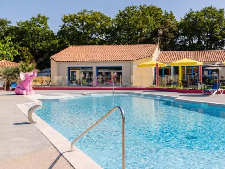 Bungalow with terrace, barbecue & heated pool — photo 2