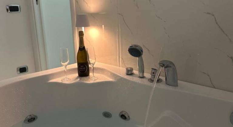Vacation home with jacuzzi — photo 5
