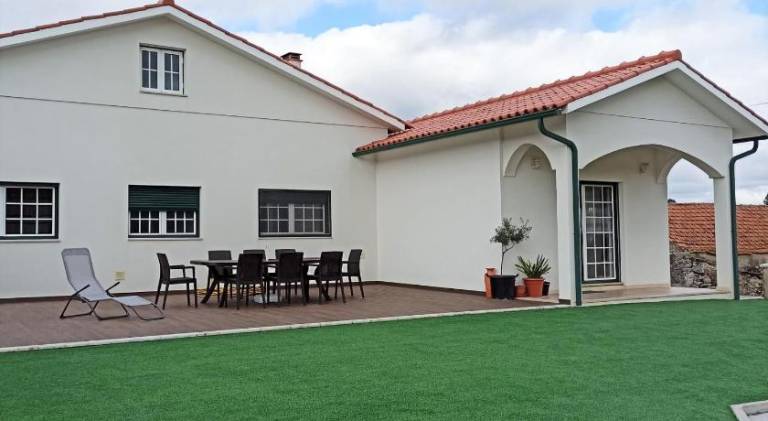 Fully equipped beautiful house with garden & terrace | Dogs allowed in Leiria