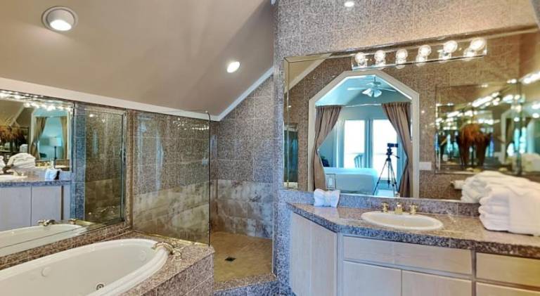 Vacation home with private pool & grill — photo 2