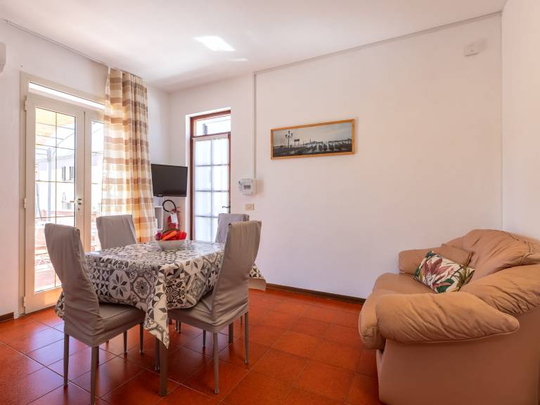 Rental apartment with patio — photo 5