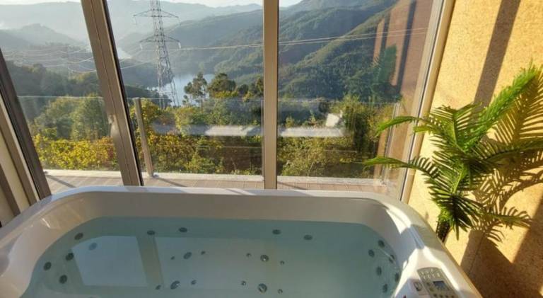 Spacious vacation home with pool, patio & jacuzzi | Pet-friendly — photo 2