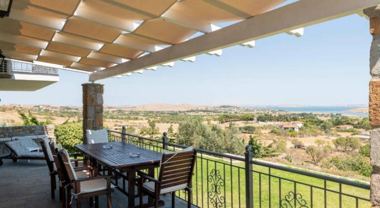 Villa with patio & yard — photo 5