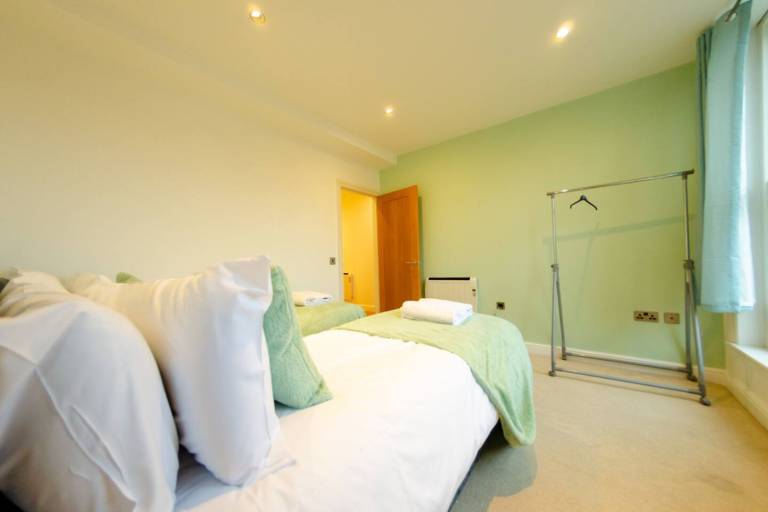 Charlotte House: Central 2BR 2BATH Retreat – Sleeps 6 — photo 5