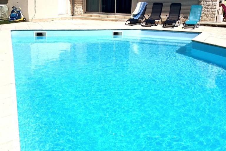 Charming vacation home with heated pool in Saintes