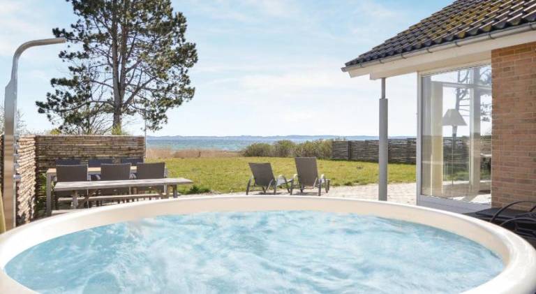 Vacation home with hot tub — photo 3