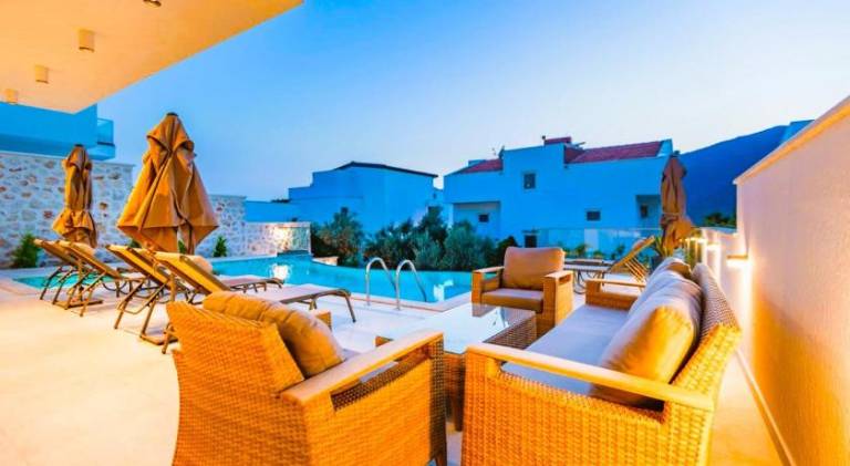 Fully equipped vacation home with yard, jacuzzi & private pool | Pets allowed — photo 5