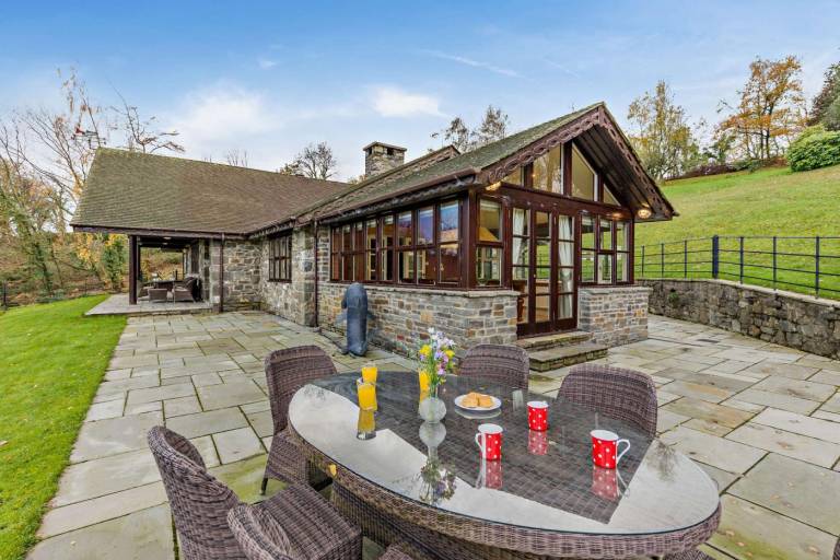 Cottage with grill & yard | Water view — photo 3