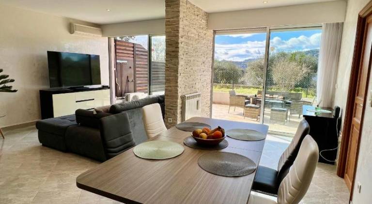 Fully equipped rental apartment with patio & private pool | Pets allowed — photo 2
