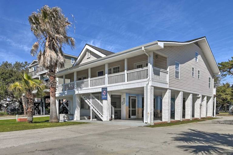 Murrells Inlet Upstairs Unit: 1 Block to Beach! in Garden City, SC
