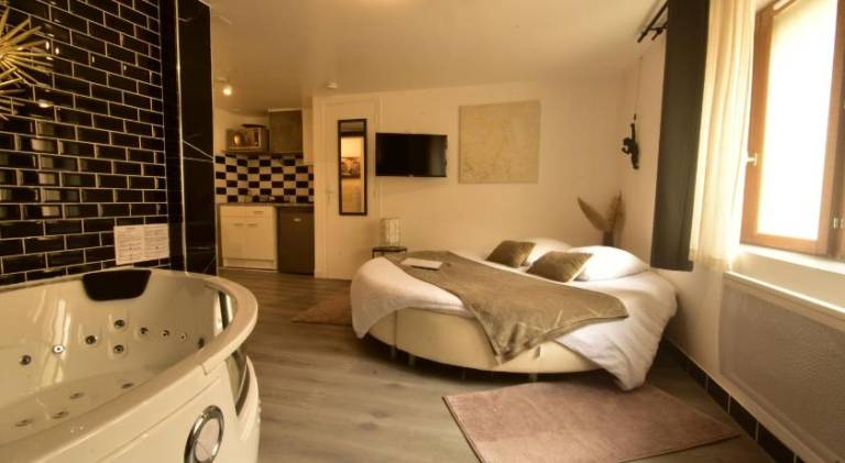 Rental apartment with jacuzzi — photo 2