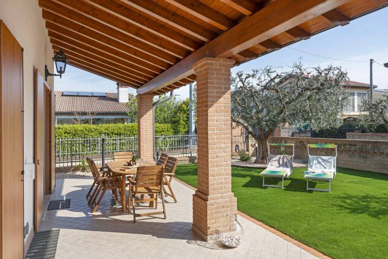 Apartment with garden, fast internet & private pool | Garden view — photo 2