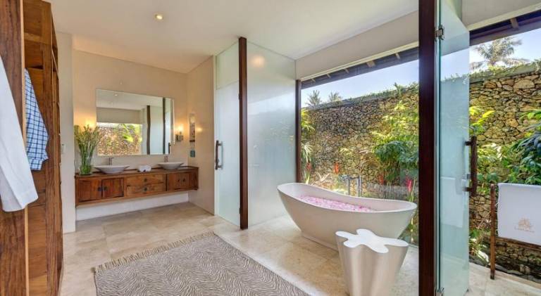 Villa with pool, grill & garden — photo 2