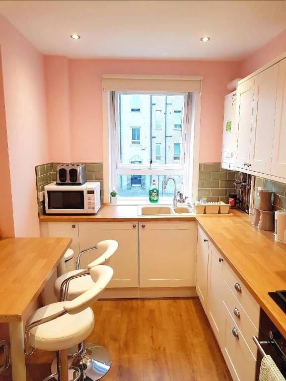Warm Cosy Family Home with Free Parking in Glasgow