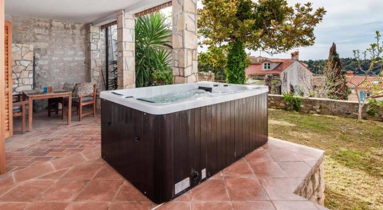 House with hot tub | Pet-friendly — photo 5
