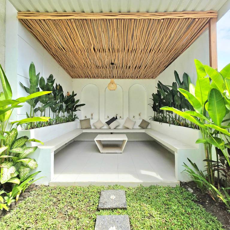 Villa with yard & pool | Perfect for remote work — photo 4