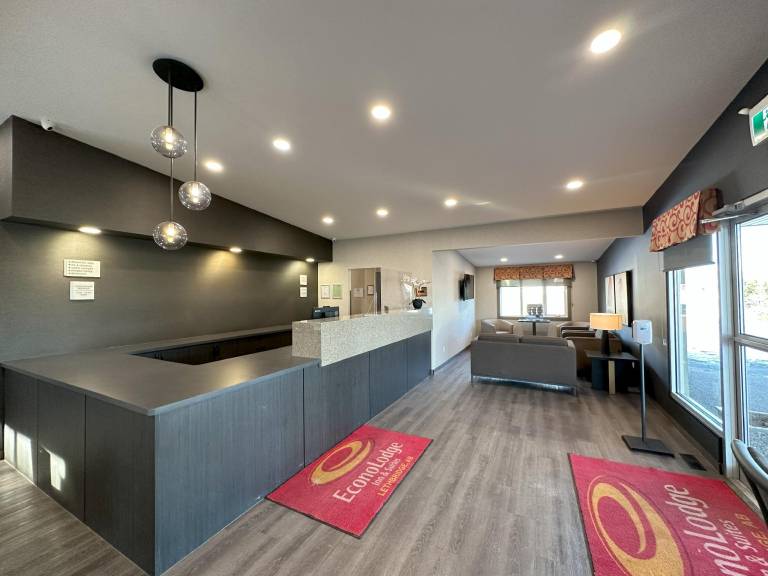 Econo Lodge Inn & Suites — photo 2