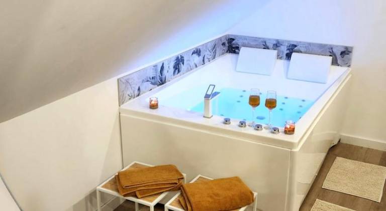Apartment with jacuzzi in Calais